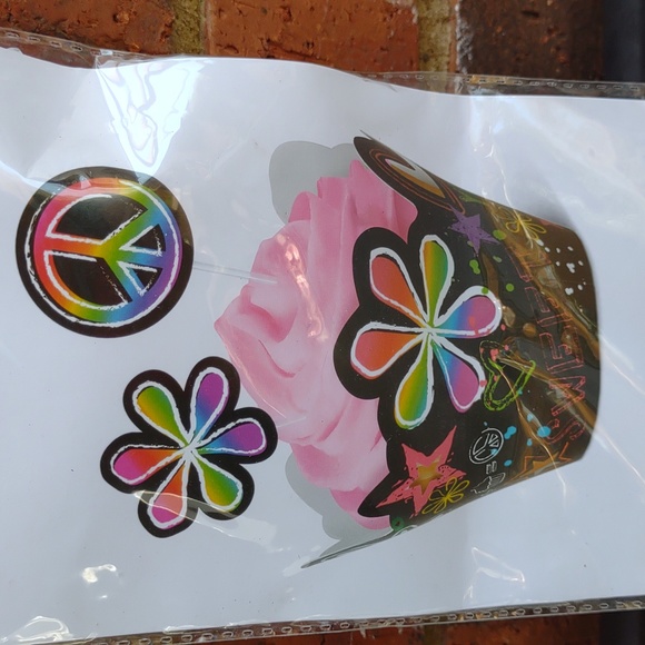 🆕 Wilton 12 Cup Cake Wraps Rainbow Peace - Picture 1 of 8